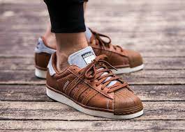 Découvrez la nouvelle collection de chaussures adidas sur ccv mode livraison gratuite dès 59€ satisfait ou remboursé paiement sécurisé. La Adidas Superstar 80 S Varsity Jacket Brown Pour Homme Homme En Cuir Marron On Est Fans Sneakersaddict Sup Chaussures Homme Sneakers Chaussures Addidas