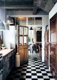 une cuisine pensee avec du mobilier de recuperation en bois cuisine rustique maison cuisines retro