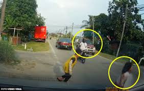 Apa masih ada bendera merah. Video Dia Nak Tolong Abang Buang Sampah Budak 5 Tahun Parah Dirempuh Kereta Akibat Melintas Secara Melulu The Reporter