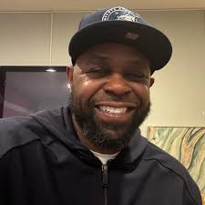 Angela Spivey is one of the best to do it! She is oily, engaging, energetic  and will never lose control of her assignment #TheChoir! She is one of my  directing mentors!!!