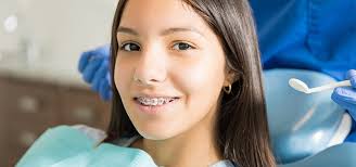 Bei einem kreuzbiss, einer sehr großen sagittalen frontzahnstufe oder einem lutschbedingten offenen biss, kann auch im milchgebiss oder frühen wechselgebiss eine frühbehandlung notwendig sein, um eine spätere zahnspangenbehandlung zu vermeiden oder deutlich zu erleichtern. Ab Wann Ihr Kind Eine Zahnspange Braucht Infos 360 Zahnspange