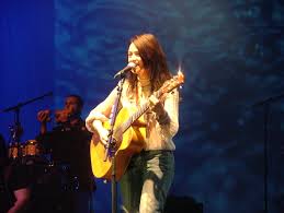 Carmen carla consoli (catania, 4 settembre 1974) è una cantautrice, chitarrista e compositrice italiana. Carmen Consoli Wikipedia