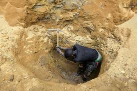 Comment trouver des pépites d'or. Au Cameroun Des Mines D Or Abandonnees Devenues Lacs De La Mort Sciences Et Avenir