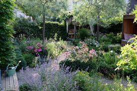 Auf dieser privaten seite findet ihr tipps für naturnahes gärtnern, imkern, kochen, werkeln, renovieren und gemüseanbau. Es Wird Wilder Gartengefluster Zarte Bluten Fur Ein Kleines Idyll