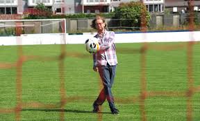 Taket i ferd med å løfte seg på bastard ikke en eneste dråpe neseblod å se, ikke en springskalle i mils omkrets». Folk Time Nils Henrik Er Klar For Fotball Em Og Markerer Det Like Sa Greit Med Utgivelse Av Ny Bok