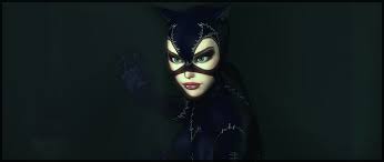 En primer lugar salva a catwoman de ser ejecutada por dos caras, quien espera ganar respeto por asesinarla. Batman Arkham City Catwoman Skin Mods