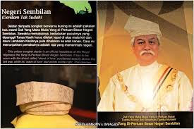Tengkolok koleksiyonu, johor sultan'ın britanya i̇mparatorluğu'nun etkisiyle taç taktığı johor hariç tüm malay devletleri için sultan tarafından giyilirdi. Agar Aku Tidak Lupa Kuantan Day 04 Part 02 Tourism Information Center Kuantan