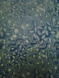 Pada umumnya, batik pekalongan menampilkan bentuk motif yang bergambar hewan atau tumbuhan. Batik Sukabumi
