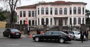 Cumhurbaşkanı recep tayyip erdoğan'ın konutunun bulunduğu üsküdar kısıklı'daki mobese kameralarının 17 aralık 2013 öncesinde otomatik değil manuel olarak çalıştığı öne sürüldü. Erdogan In Evinin Oldugu Mahalleye Baskin