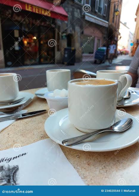Una Taza De Café En El Restaurante En Las Calles Del Casco Antiguo De  Annecy, Francia Imagen de archivo editorial - Image of expresado, ciudad:  234020544