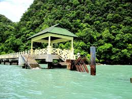 It's located offshore and south of the main island, and can easily be reached by a boat. Seribu Misteri Tentang Pulau Dayang Bunting Part 1 Akubahrain