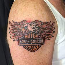 Rose flower memorial harley davidson upper arm tattoo. 95 Abenteuerliche Harley Davidson Tattoos Designs Bedeutungen Von 2018 Abenteuerliche Bedeutungen Davidson Designs Harley Tat Harley Davidson Tattoo
