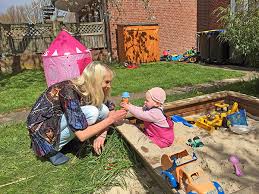 Eine hüpfburg, je nach ausstattung auch mit kletterwand, wasserspritze oder rutsche uvm. My Toys Spielzeug Fur Den Garten Im Test Model Und Mama