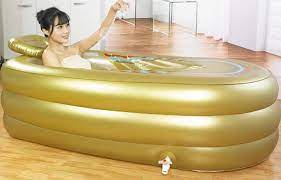 Die aufblasbare badewanne erinnert an ein kinderbecken für erwachsene. Aufblasbare Badewanne In Edlem Gold Entspannung Fur Kleines Geld