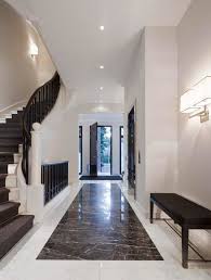 A warm and welcoming atmosphere is also attainable with the addition of a marble floor, with a pop of color on the walls that is echoed in accessories. Innenausstattung Treppenhaus Eingangshalle Mit Marmorboden Foyer Design Floor Design Marble Flooring Design