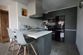 Un Coin Cuisine Conviviale Avec Un Grand Plan De Travail Et Un Espace Bar Dans Le Duplex Jardin De Julie Cuisine Minimaliste Maison Habitat