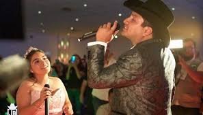 Julion álvarez es un julion comenzó su carrera desde abajo, cantando en restaurantes donde cobraba solamente 100. Julion Alvarez Pedira Disculpas Publicas