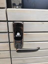 Unsichtbare Garagentur Mit Smartschloss In 2021 Aussenturen Holzgarage Holzkonstruktion