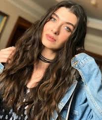 Aslıhan güner sinema ve dizilerin başarılı isimleri arasında yer almaktadır. Pin On Style
