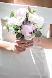 An diese dokumente müsst ihr bei die trauung auf dem standesamt durch einen standesbeamten schließt eine staatlich. Brautstrauss Auf Einer Standesamtlichen Hochzeit
