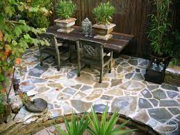 flagstones in natuurlijke achtertuin flagstone terras tuintegels tuin