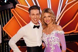 In der beliebten tanzshow stehen sie dabei im stetigen konkurrenzkampf. Let S Dance 2019 Ella Endlich Tanzt Mit Valentin Lusin Starsontv