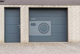 Downloade dieses freie bild zum thema tor garage garagentor aus pixabays umfangreicher sammlung an public domain bildern und videos. Garage Mit Tur Und Tor In Anthrazit Fototapete Fototapeten Carport Einbaum Garage Door Myloview De