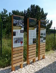 Signaletique Bois Recherche Google Signaletique Exterieure Design Environnement Panneau Signalisation