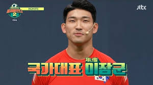 촉망받는 세팍타크로 선수였지만, 길 가던 여학생들을 괴롭히는 동네 불량배들의 하악골에 시저스 킥을 날려 중상을 입힌 후, 협회로부터 영구제명을 당하고 경찰이 되었다고 한다. Z6hixaumcr5w3m