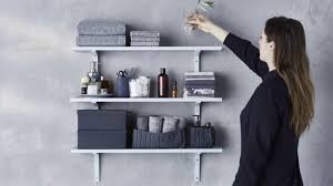 Parfait pour un petit espace! Amenagement Petite Salle De Bain 20 Astuces Deco Stylees Etagere Murale Salle De Bain Etagere De Salle De Bain Salle De Bain Extraordinaire