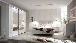 Le camere matrimoniali a ponte sono un sistema semplicissimo per sfruttare lo spazio in modo razionale, rendendo vivibili un programma di camere da letto che spazia dalle classiche soluzioni di letto, comò e armadio fino ad arrivare a ponti, soppalchi e cabine. Camera Da Letto Matrimoniale Completa In Finitura Bianco Avatar Con Serigrafie Floreali