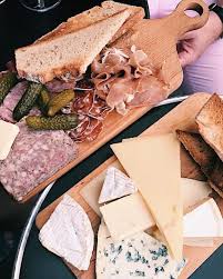 Bon Pas Besoin De Vous Faire Un Dessin Vous Avez Deja Tous Commande Une Planche Pour Accompagner Vos Bieres Ou Bouteilles Verres De V Food Cheese Charcuterie