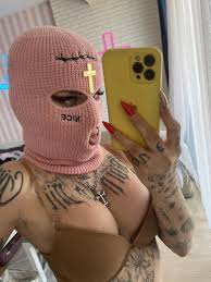 Damla Özden seductive pose on Twitter profile