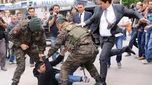 Yangın nedeniyle girilemeyen iki bloğa ulaşıldığını ve ölenlerin sayısının 298'e yükseldiğini bildirdi. Soma Faciasinda Madenci Erdal Kocabiyik A Tekme Atan Yusuf Yerkel Ozur Diledi Son Dakika Haberleri