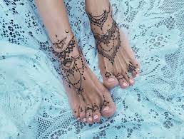 Mandala Tattoos An Den Fussen Rosa Nagellack Weisse Spitze Tattoos Fur Frauen Frauen Manda Tatuaggio Piedi Tatuaggi Sulle Dita Tatuaggio Sulla Caviglia