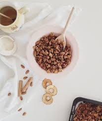 Chces Si Pripravit Chrumkave Ranajky Recept Na Domacu Kvaskovu Granolu Tu Fitshaker Food Breakfast Cereal