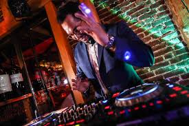 Dj für die region frankfurt am main. Die Playtime Wann Legt Der Hochzeits Dj Auf Eurer Hochzeit Los