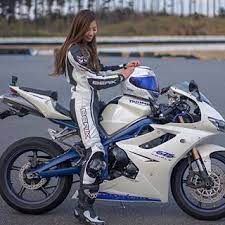 晴れだーー 今日はずっと楽しみにしていた ツーリング行ってきます お客さんとサーキットの話で盛り上がってたら行きたくなってきた デイトナもう一台予備に欲しい tra 袖ヶ浦フォレストレースウェイ daytona675 tr バイカーの女の子 女性