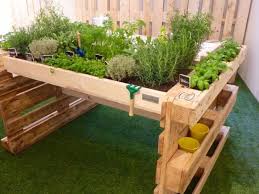 10 Bonnes Idees Pour Recycler Les Palettes Au Jardin Jardin En Hauteur Idees Jardin Jardin Recycle