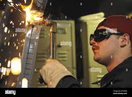 OCEANO PACIFICO (17 aprile 2021) Aviation Machinist's Mate 2nd Class Kristopher  Fuller, di Miami, assegnato a Helicopter Sea Combat Squadron (HSC) 21, lava  lo scafo di un falco marino MH-60S sul ponte