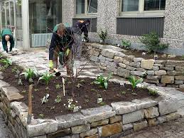 Pflege probleme mit ihren gehölzen und stauden bekommen oder weitere fragen zur pflege haben, können sie sich jederzeit an ihren landschaftsgärtner wenden. Lehrgangsinhalte Garten Und Landschaftsbau Gartenbauzentren Der Landwirtschaftskammer Nrw