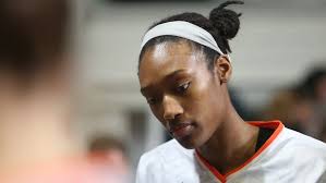 La pívot canadiense Kayla Alexander, refuerza el juego interior de Valencia  Basket