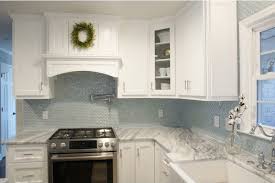 Here are some tips on how to get them to work together: 20 Kitchen Backsplash Ideas For White Cabinets