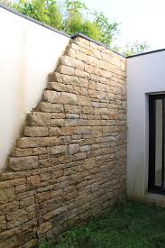 Mur En Pierre Dans Patio Realise Par Notre Equipe De Tailleur De Pierre Pierre D Elven En Pose Semi Seche So Mur Exterieur Maison En Pierre Mur Pierre Seche
