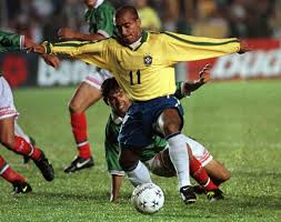 Copa américa (1997) bolivia | historia copa américa. El Delantero Brasileno Romario Regatea Al Defensa Mexicanp Pavel Pardo Para Chutar Y Marcar Gol En El Partido Que Brasil As Historia Scoopnest