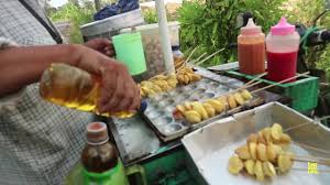 Lumuri tangan dengan minyak goreng agar tidak lengket saat mencetak pentol. Pentol Goreng Sdn 06 Balikpapan Timur Kalimantan Timur Youtube