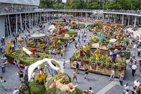 Debrecen hősök augusztus 20 siska finuccsi suttogó. Augusztus 20 Viragkocsi Kiallitas Es Folklorfesztival Hir Ma