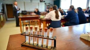 Meadowglen primary school, in melbourne's north, was closed on monday after a teacher tested positive to coronavirus. Fotwzvr Xl2plm