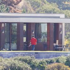 Selena Gomez In Justin Bieber House In Beverly Hills October 27 Selenagomez En La Casa De Justinbieber En B Justin Bieber House Justin Bieber Modern House