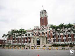 總統府除了府內各單位（局、室、處）之外，並設置 資政 及 國策顧問 ，由總統遴聘，對國家大計得向總統提供意見並備諮詢；在國防軍事方面則設置 戰略顧問. å°åŒ— ä¸­æ­£å€ ä¸­è¯æ°'åœ‹ç¸½çµ±åºœ
